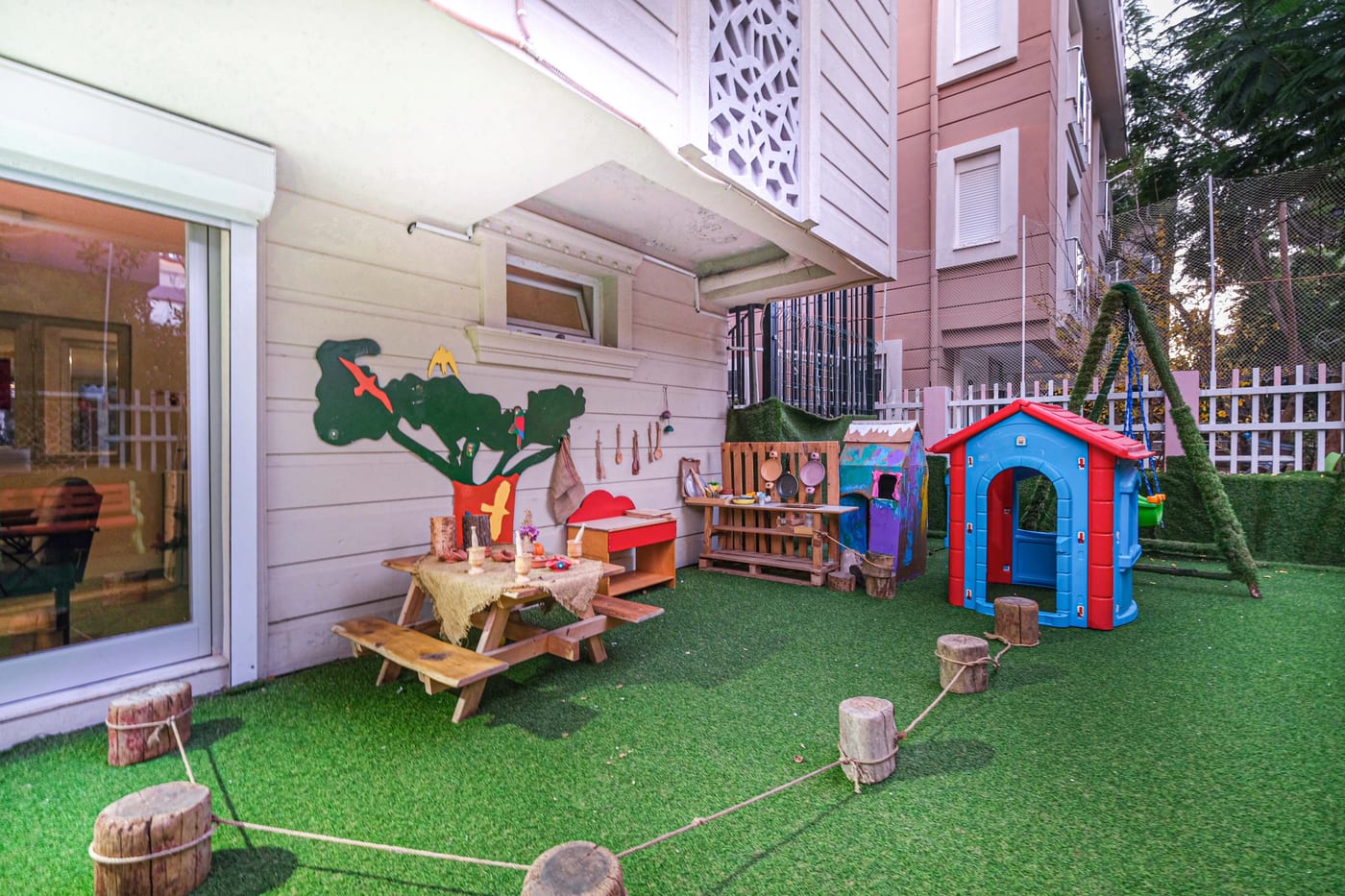 Montessori hazırlanmış çevrede erişilebilir materyaller ve çalışma alanları